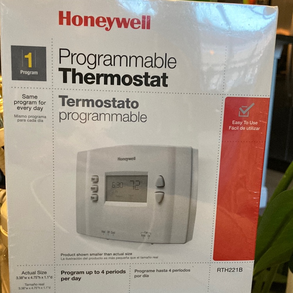 ***New Never Been Opened***Honeywell Home RTH221B1021 Programmable Thermostat